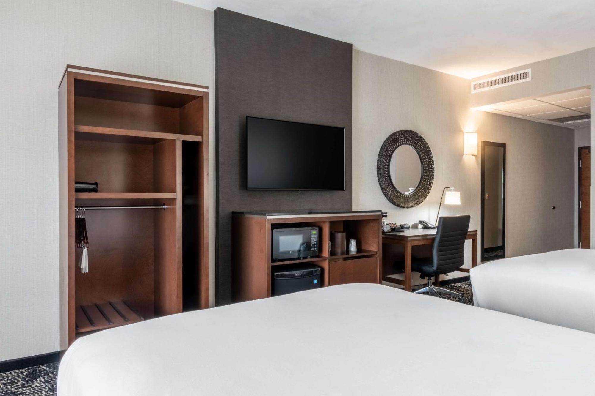 Drury Plaza Hotel محطة كوليج المظهر الخارجي الصورة