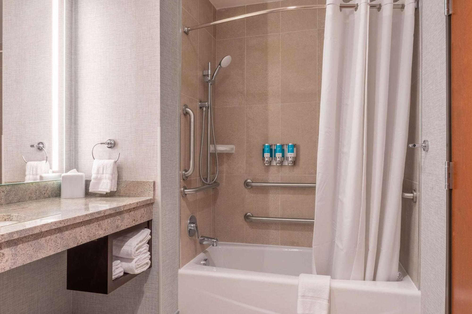 Drury Plaza Hotel محطة كوليج المظهر الخارجي الصورة