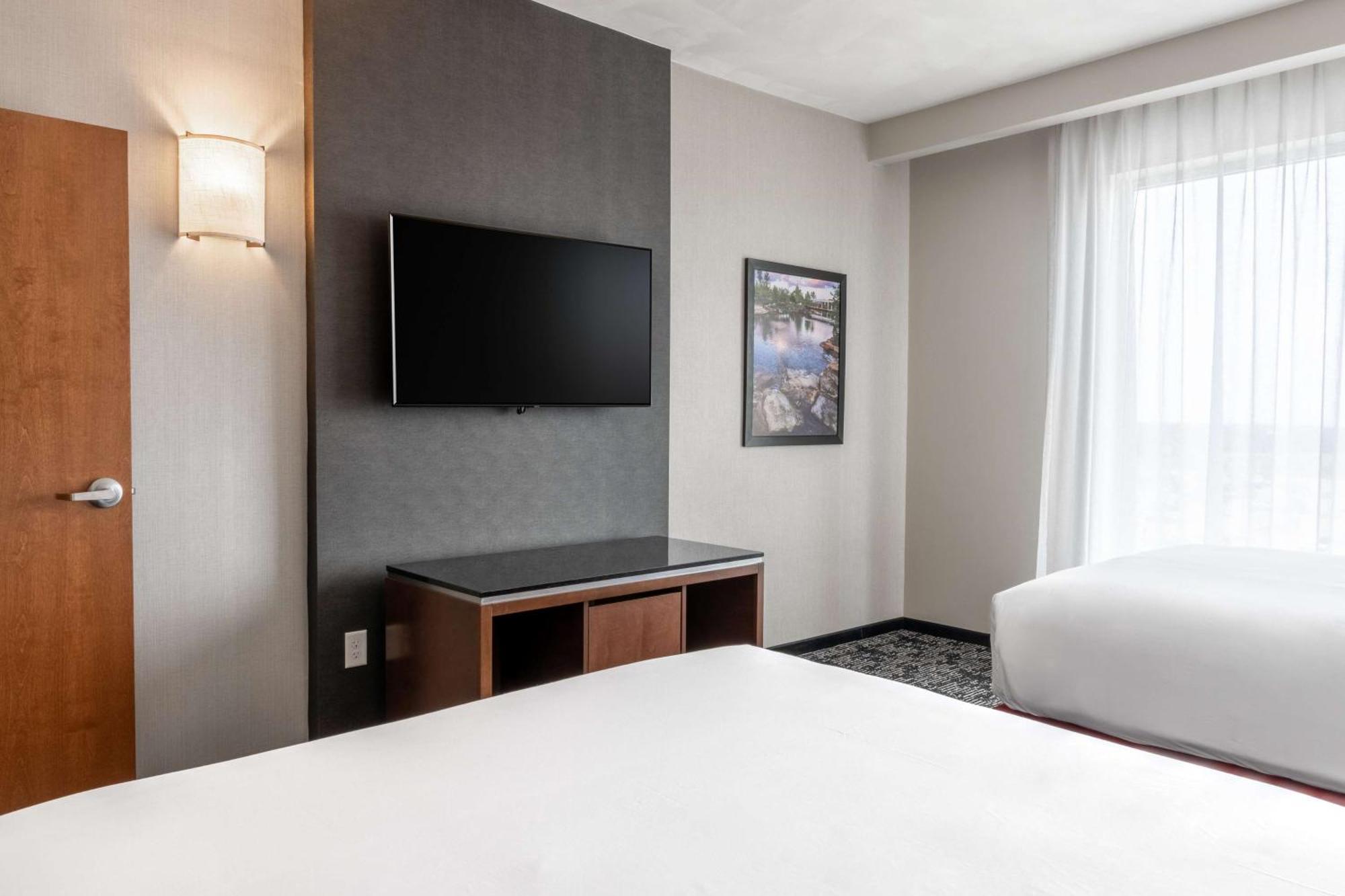 Drury Plaza Hotel محطة كوليج المظهر الخارجي الصورة