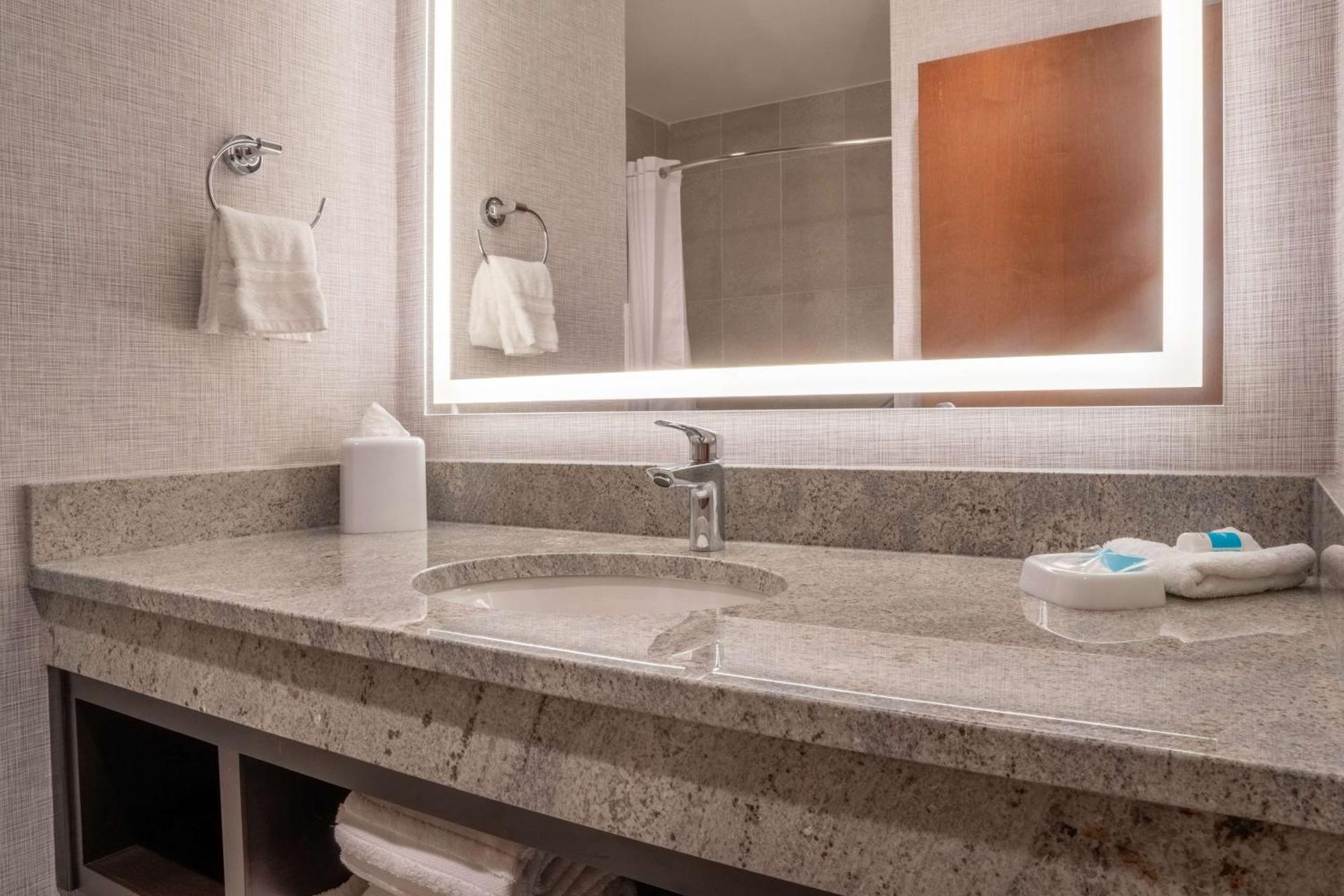 Drury Plaza Hotel محطة كوليج المظهر الخارجي الصورة