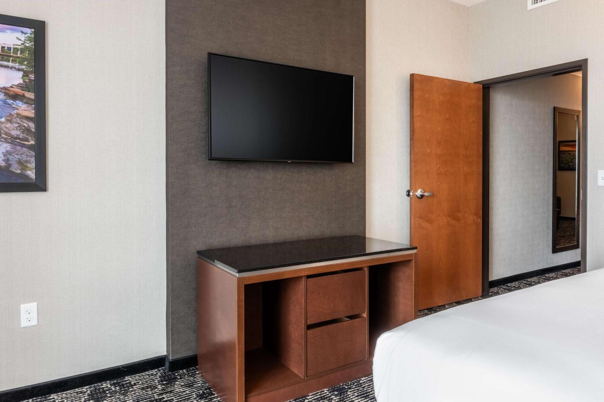 Drury Plaza Hotel محطة كوليج المظهر الخارجي الصورة