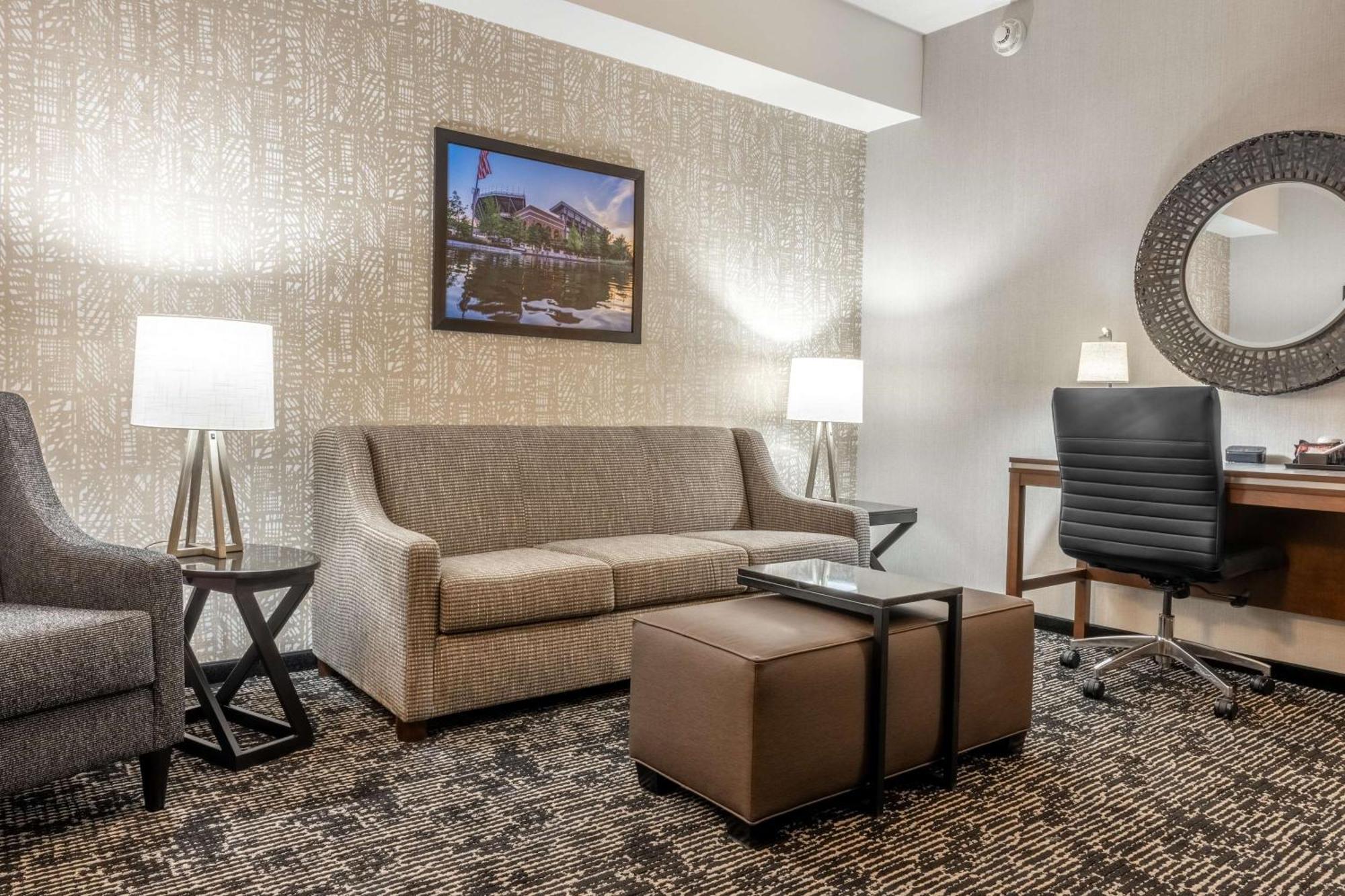 Drury Plaza Hotel محطة كوليج المظهر الخارجي الصورة